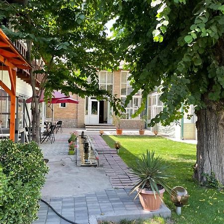 Eco House Hotel Osh Exterior foto